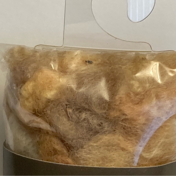 6 Dimensions FeltWorks 100% Wool Naturals Curly Roving 0.25oz Needle Felting - Picture 2 of 12